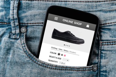 Online alışveriş kavram smartphone ekranında kot pantolon cebinde
