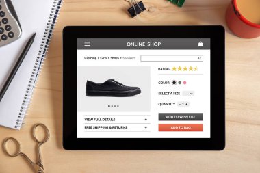 Online alışveriş kavramı tablet ekranında ahşap masa