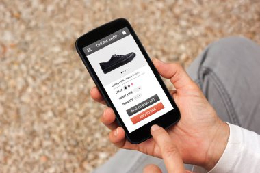 Online mağaza konsepti ile akıllı telefon ekranında holding eller