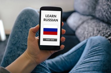 Ekranda Rus kavramı kız ile akıllı telefon tutarak öğrenmek