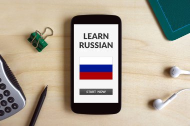 Ahşap masa üzerinde akıllı telefon ekranında Rus kavramı öğrenmek