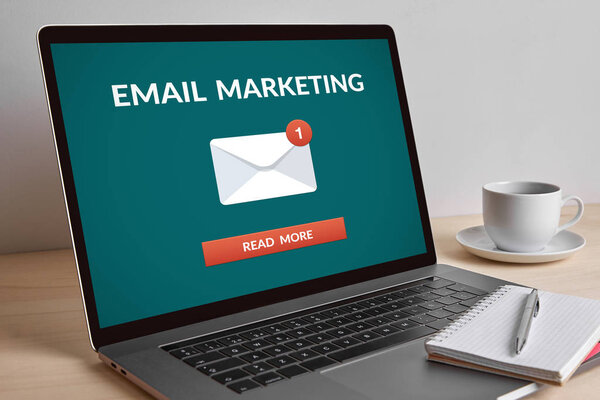Email маркетинг концепции на современном экране ноутбука
