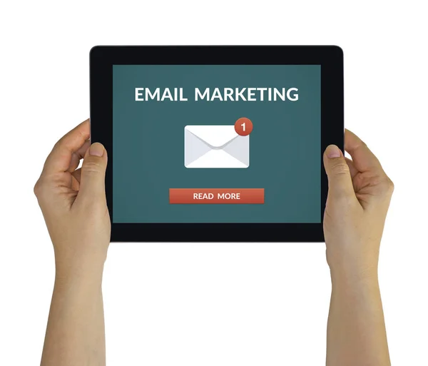Mãos segurando tablet com conceito de e-mail marketing na tela — Fotografia de Stock