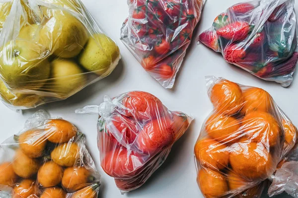 Πλαστικές σακούλες που είναι γεμάτη από φρούτα και λαχανικά. Κλιματική αλλαγή έννοια — Φωτογραφία Αρχείου