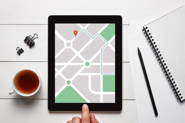 Carte GPS app de navigation sur l'écran de la tablette. Concept de suivi de localisation — Photo