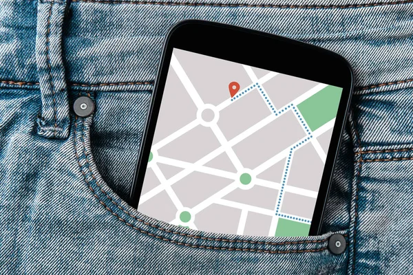 Carte GPS application de navigation sur écran de smartphone dans la poche du jean — Photo