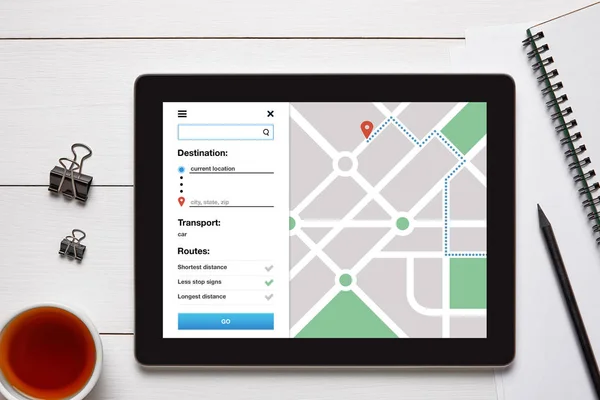 Concept de suivi de localisation sur écran de tablette. Carte GPS application de navigation — Photo