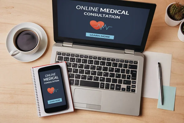 Online tıbbi konsültasyon konsept dizüstü bilgisayar ve akıllı telefon ekranında