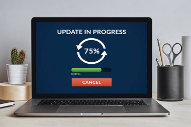 Konsept dizüstü bilgisayar ekranında modern masa üzerinde güncelleme