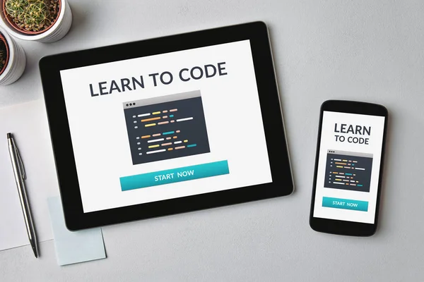 Leer coderen concept op tablet en smartphone scherm — Stockfoto
