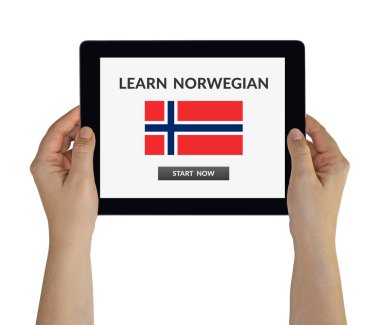 Ekranda Norveççe öğrenilen tableti tutan eller
