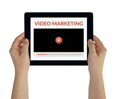 Ekranda video pazarlama kavramı olan tableti tutan eller