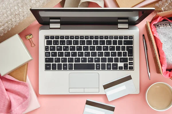 Koncepcja Zakupów Online Różowym Biurku Laptopem Kartami Kredytowymi Paczkami Ubraniami — Zdjęcie stockowe