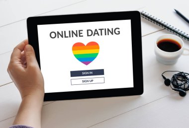 Ekranda LGBT randevu uygulaması konsepti olan dijital tablet bilgisayarı. Gay çevrimiçi randevu.