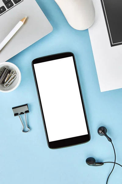 Imagem Mockup Vertical Smartphone Com Tela Branca Branco Superfície Azul — Fotografia de Stock