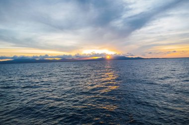 Okyanusta güzel bir gün batımı