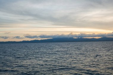 Sahilde muhteşem bir gün batımı.