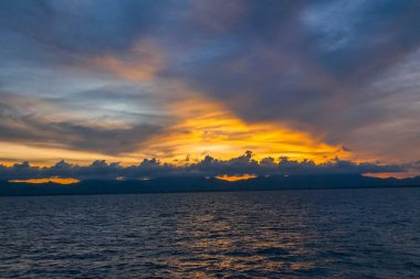 Gün batımında bulutlu renkli dramatik gökyüzü