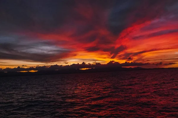 Tramonto e raggi del sole con un cielo drammatico sul Mar dei Caraibi — Foto Stock