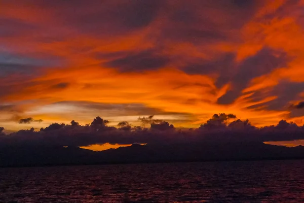 Cielo colorato drammatico con nuvola al tramonto — Foto Stock