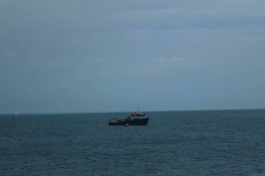 Bulutlu bir günde yelken açıyoruz.