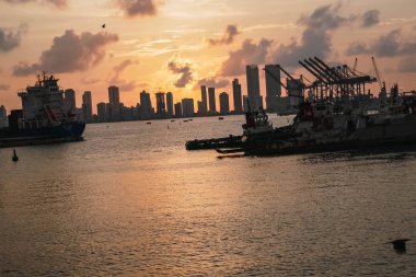 Karayip Denizi üzerinde gün batımında gökyüzünün renkleri