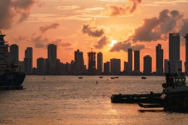 Apartman binaları ve güzel bir günbatımı gökyüzü, Cartagena de Indias, Kolombiya