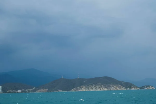 Blick Auf Schöne Berge Und Das Meer Der Karibikküste Bewölkter — Stockfoto