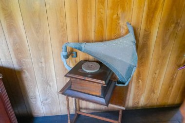 Eski bir pikap. Hoş sesler ya da müzik üreten eski bir gramofon. Stereo sistemi.