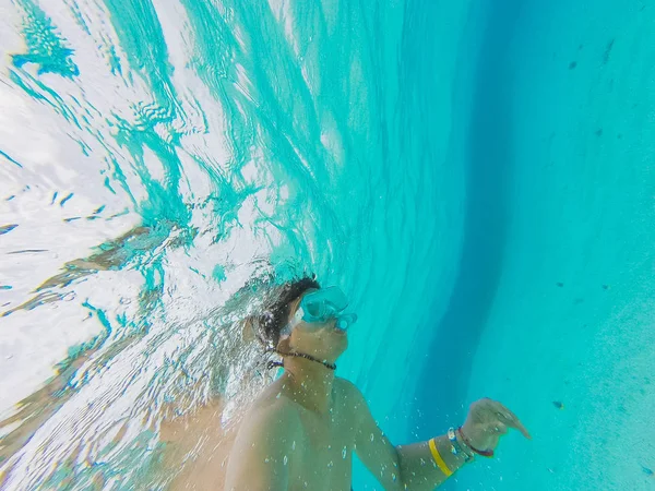 Hombre con máscara de snorkel en agua clara —  Fotos de Stock