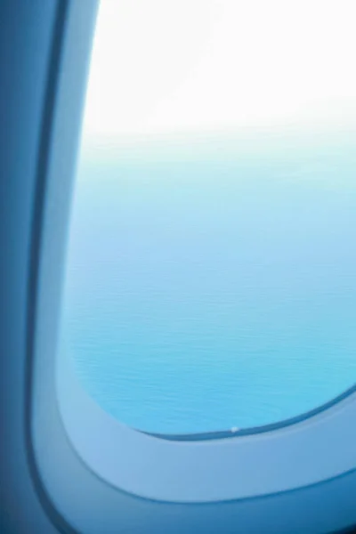 Imagen del cielo en la ventana del avión a gran altitud . — Foto de Stock