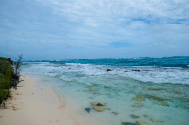 San Andres adasındaki tropik plaj, mavi göl.