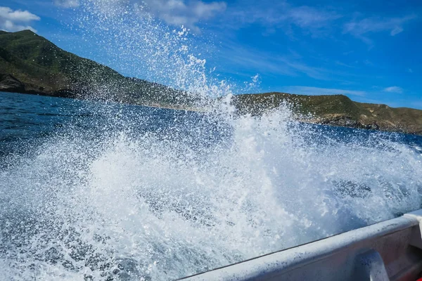 Blick auf eine Welle, die ein Boot trifft — Stockfoto