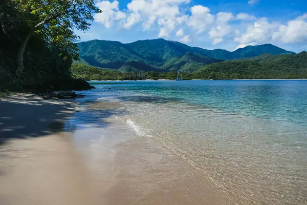 Sommer-Sandstrand. Schönes Konzept für natürliche Sommerurlaubsreisen — Stockfoto