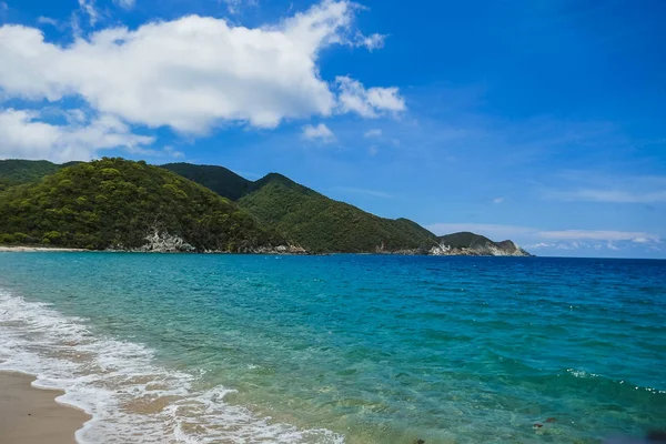 Ein paradiesischer strand im tayrona park mit blick auf die berge, karibik. — Stockfoto