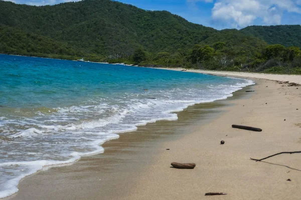 Paradiesischer tropischer Strand in der Karibik — Stockfoto