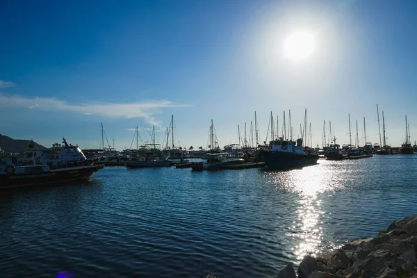 Santa Marta, Kolombiya - 10 Ekim 2019, Santa Marta Marina, çeşitli yelkenli ve motorlu tekneler şehrin yakınlarında demirlemiş..