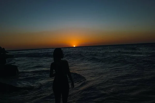 Donna a piedi spiaggia sabbia tramonto — Foto Stock