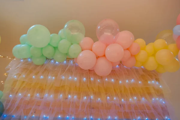 Globos de colores con luces. Celebración del cumpleaños —  Fotos de Stock