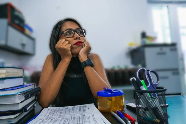 Gözlüklü okul kadını sınıfı düşünüyor, üniversiteli kadın kitabı okuyor, eğitim kavramını okuyor.