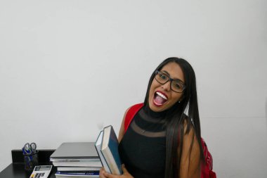 Beyaz arka planda bir kız öğrenci. Gözlüklü zeki genç adam kitap tutuyor. Okula dönmekten mutlu bir kadın..