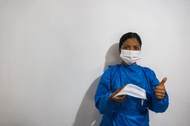 Yüz maskeli siyah doktor.