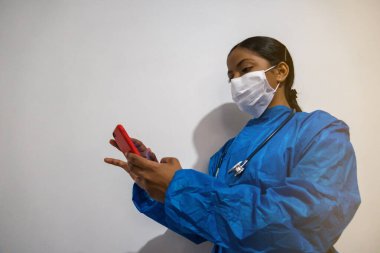 Afrikalı Amerikalı / Siyahi doktor cep telefonunu kontrol ediyor