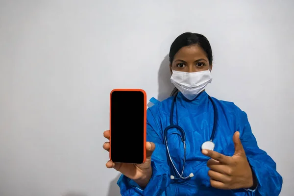 护士或医生拿着她的手机 把它放在前面 — 图库照片