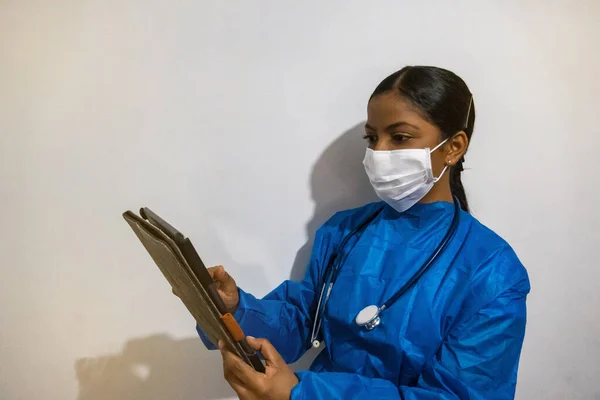 Arzt Mit Maske Und Stethoskop Anamnese Prüfen — Stockfoto