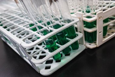 Renkli suyla test tüpleri