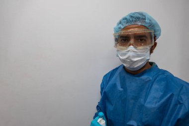 Beyaz arka planda sıvı sabunlu tehlikeli madde kıyafeti giyen bir adam..