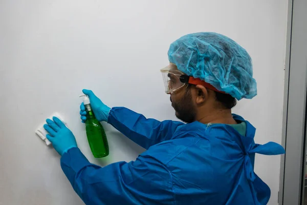 Homme Costume Chirurgical Avec Gel Désinfectant Sur Fond Blanc — Photo