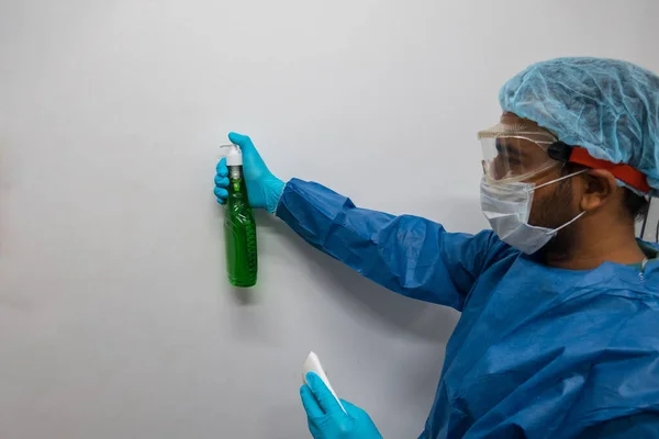 Homme Combinaison Protection Bleu Disinfecting Hospital Fond Blanc — Photo