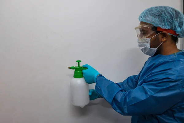 Homme Combinaison Protection Bleu Disinfecting Hospital Fond Blanc — Photo